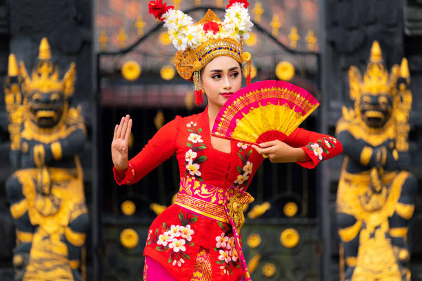 ragazza indonesiana con tradizionale danza costumn nel tempio di bali - danza del legong immagine foto e immagini stock
