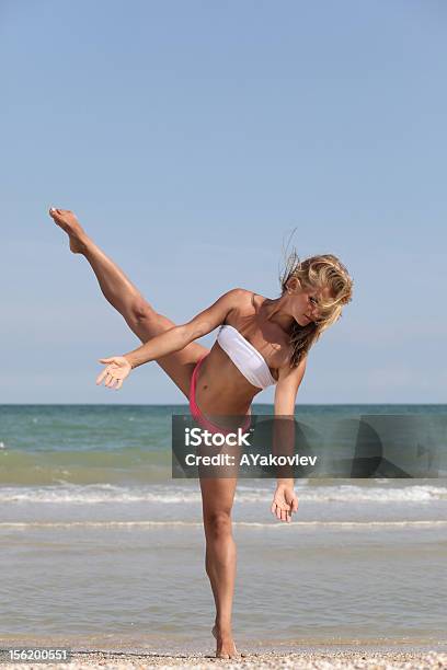 Dançar Na Praia - Fotografias de stock e mais imagens de Adulto - Adulto, Aeróbica, Ao Ar Livre