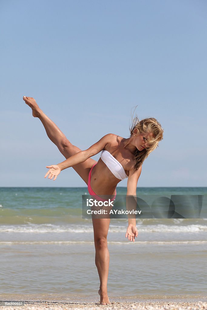 Танцы на пляже - Стоковые фото Aerobics роялти-фри