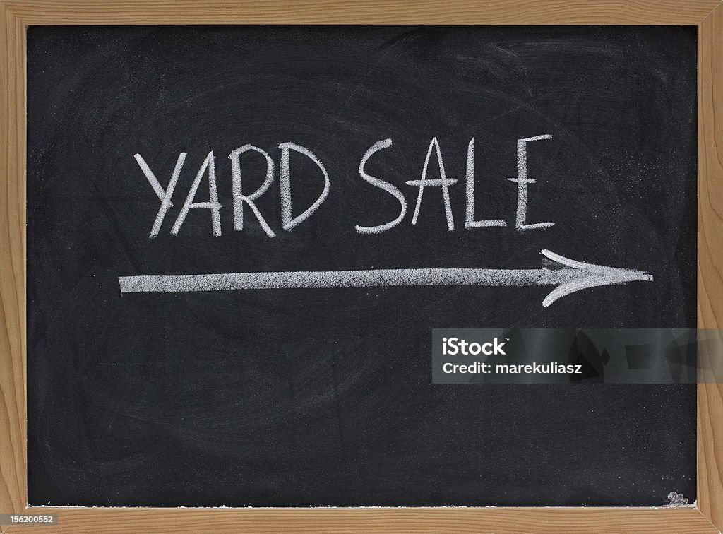yard venda assinar no quadro-negro - Foto de stock de Brechó de garagem royalty-free