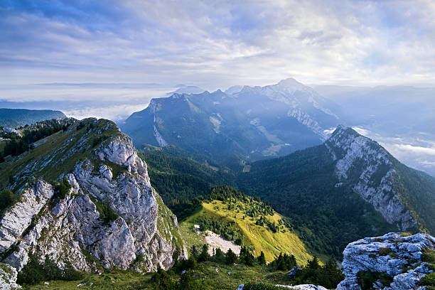 пейзаж в французских альпах фисташковый - scenics landscape extreme terrain uncultivated стоковые фото и изображения