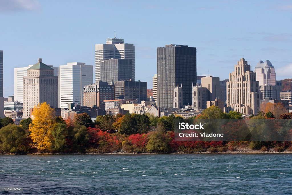 Horizonte de Montreal e Saint Lawrence River no outono - Foto de stock de Amarelo royalty-free