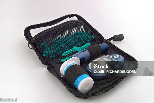 Foto de Kit De Teste e mais fotos de stock de Exame de Açúcar no Sangue - Exame de Açúcar no Sangue, Kit de Primeiros Socorros, Azul