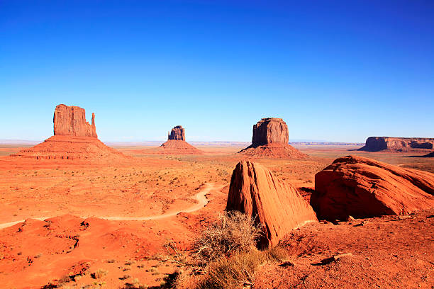 monument valley - merrick butte stock-fotos und bilder