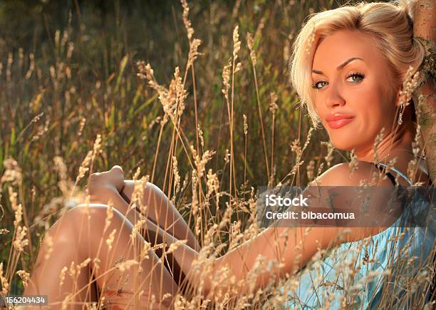 Mulher Na Relva - Fotografias de stock e mais imagens de Adulto - Adulto, Ao Ar Livre, Atividades de Fim de semana