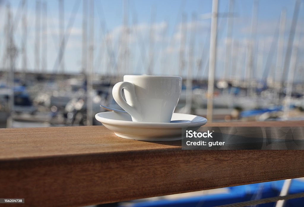 Kubek Espresso na bar przez port - Zbiór zdjęć royalty-free (Espresso)
