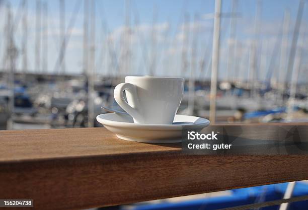 Foto de Xícara De Espresso No Bar Do Porto e mais fotos de stock de Café - Bebida - Café - Bebida, Expresso, Veleiro