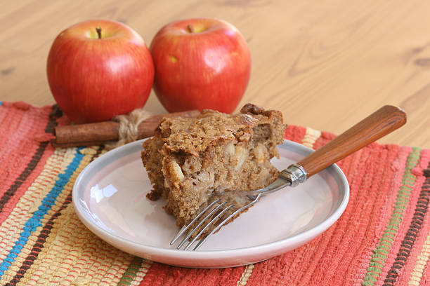 caffè fetta di torta di mele - coffee cake foto e immagini stock