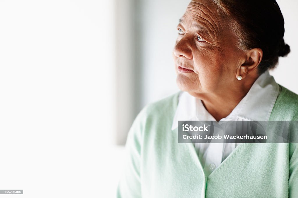 Primer plano de una mujer senior Mirando a otro lado - Foto de stock de 60-64 años libre de derechos