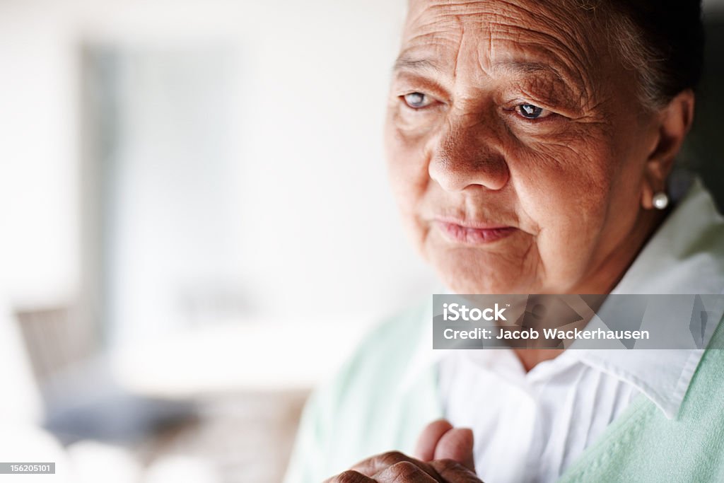 Primo piano di una donna anziana Pregare - Foto stock royalty-free di 60-64 anni