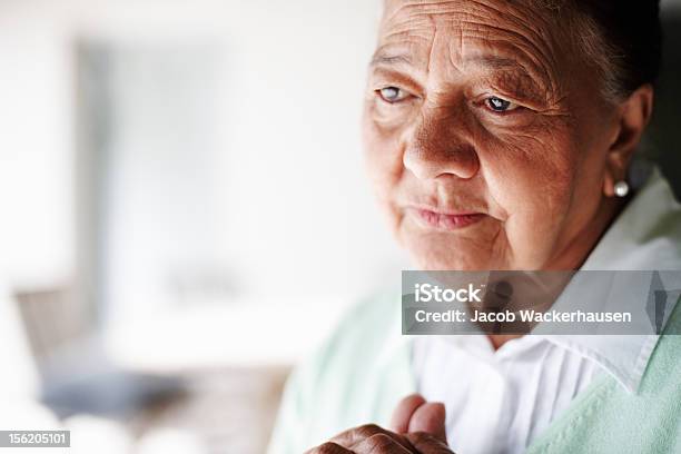 Foto de Closeup De Uma Mulher Sênior Sendo e mais fotos de stock de 60-64 anos - 60-64 anos, Foto de cabeça, Mulheres