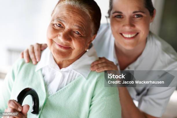 Closeup De Feliz De Enfermería Y El Paciente Foto de stock y más banco de imágenes de 20 a 29 años - 20 a 29 años, 20-24 años, 60-64 años