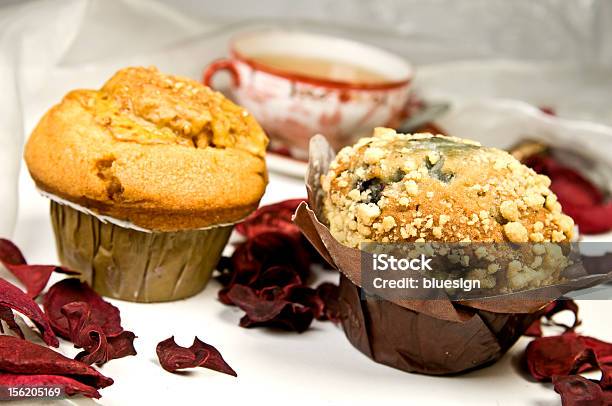 Foto de Muffins Com Uma Xícara De Chá e mais fotos de stock de Almoço - Almoço, Assado no Forno, Baga - Fruta