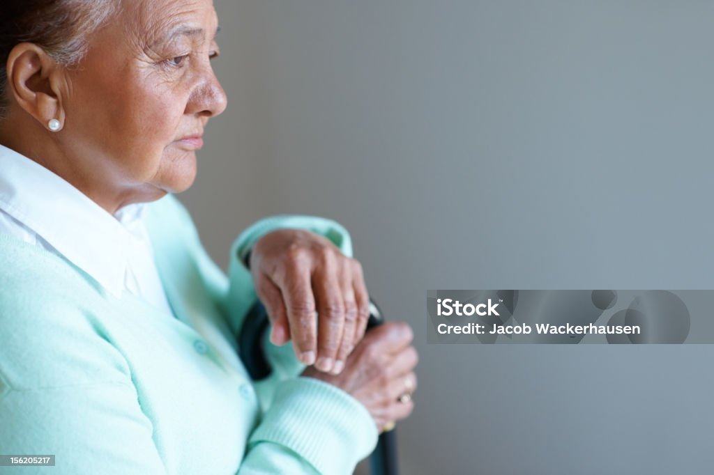 Edad mujer mirando pensativo distancia en un estado de ánimo - Foto de stock de 60-64 años libre de derechos