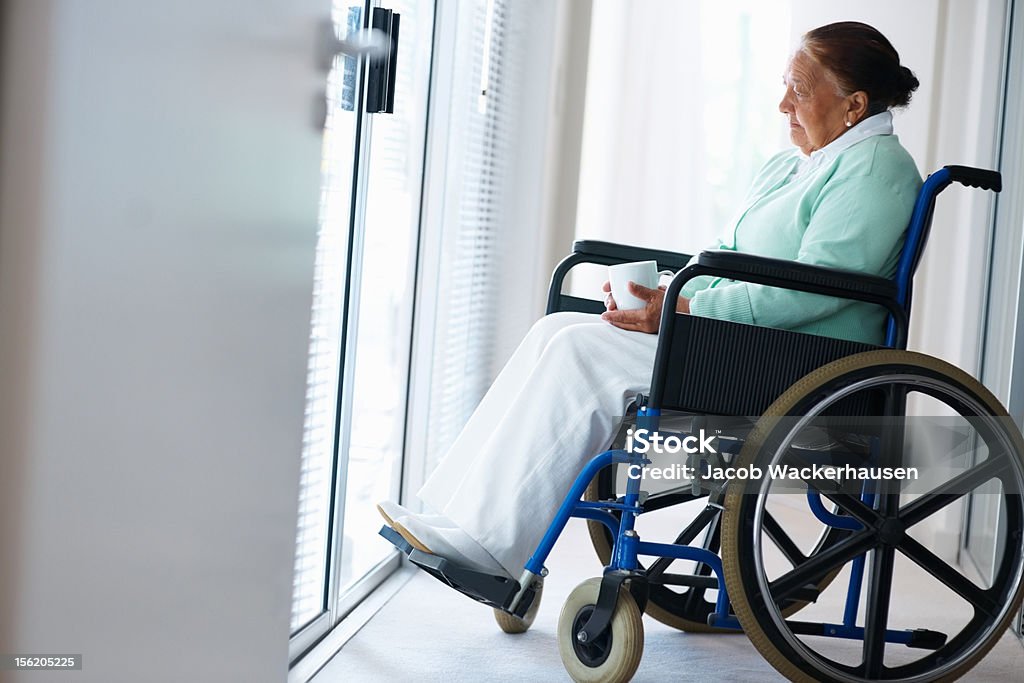 가진 노인 여성 커피 휠체어 - 로열티 프리 60-64세 스톡 사진