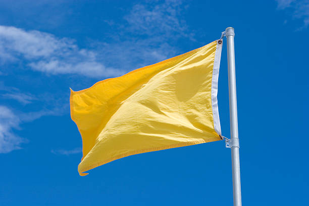 Bandera de advertencia amarillo - foto de stock