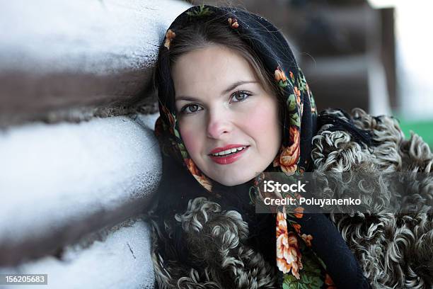 Rosyjski Dziewczyna W Strój Narodowy - zdjęcia stockowe i więcej obrazów Kultura rosyjska - Kultura rosyjska, Apaszka na szyję, Biały