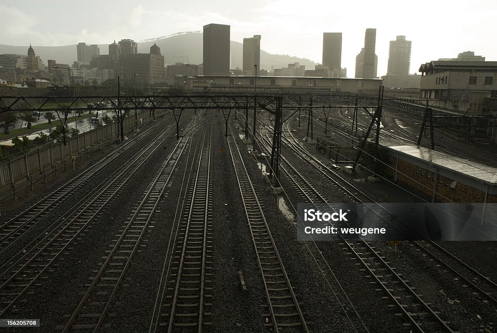 Trilhas levam ao centro da cidade. - Foto de stock de Cidade royalty-free