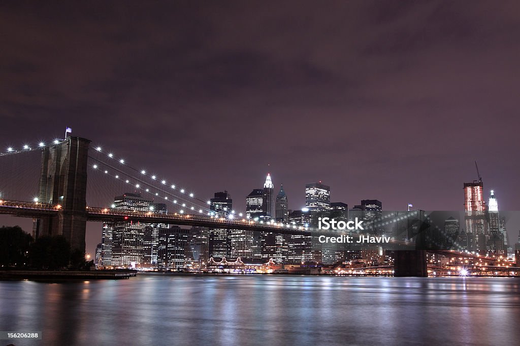ブルックリン橋とマンハッタンの夜の街並み - つり橋のロイヤリティフリーストックフォト