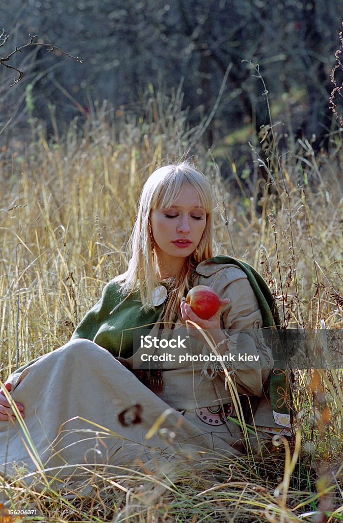 Belle femme médiévale heureux assis sur la forêt - Photo de Adulte libre de droits