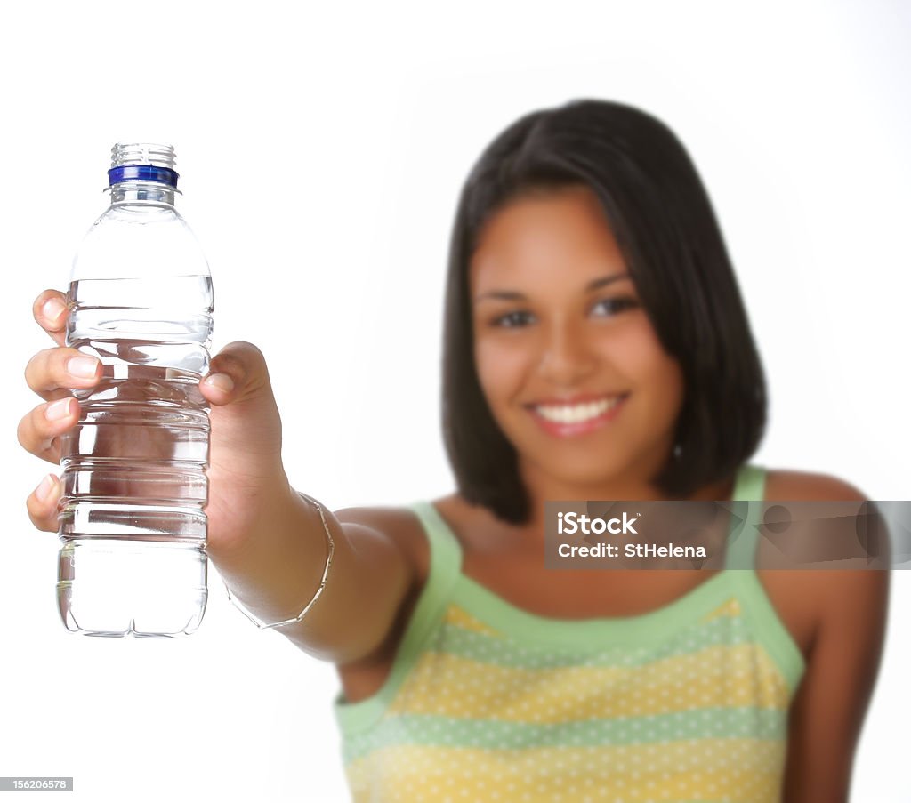 Jeune fille souriante tenant des coupes flou concentré bouteilles d'eau - Photo de 18-19 ans libre de droits