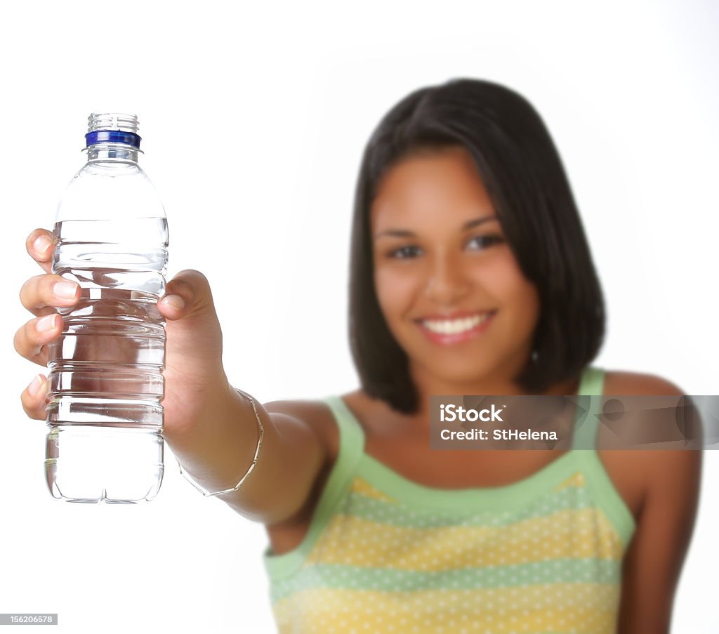 Menina sorridente segurando focados de forma nítida falta de água mineral - Foto de stock de 18-19 Anos royalty-free