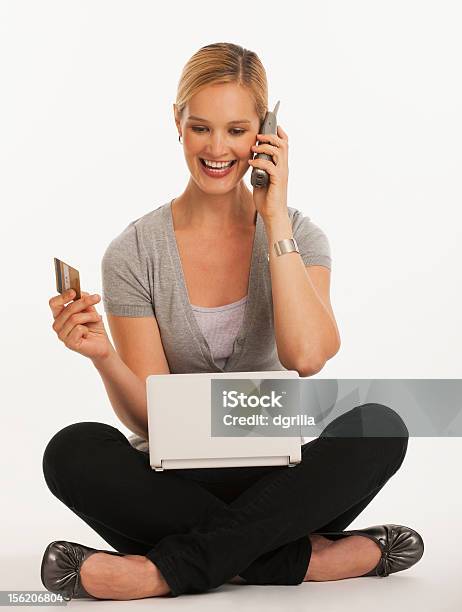 Junge Frau Onlineshopping Stockfoto und mehr Bilder von Am Telefon - Am Telefon, Aufregung, Bankkarte