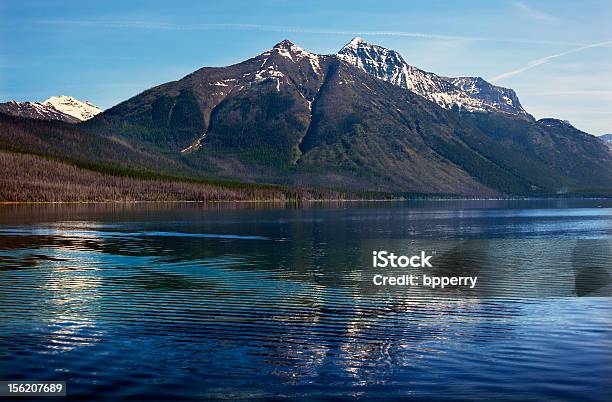 Lago Mcdonald Mountain Reflejo Parque Nacional De Los Glaciares Montana Foto de stock y más banco de imágenes de Agua