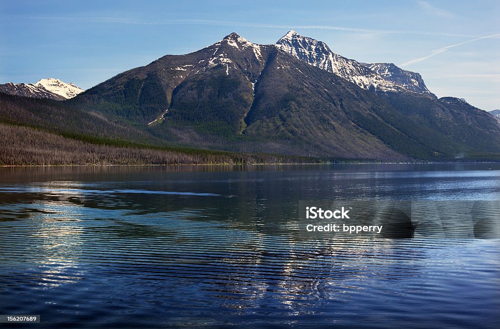 Lake McDonald Mountain odbicie Park Narodowy Glacier Stan Montana - Zbiór zdjęć royalty-free (Bez ludzi)