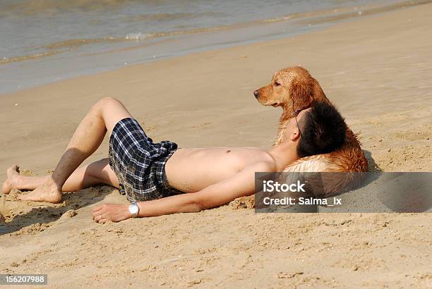Uomo Con Cane - Fotografie stock e altre immagini di Adulto - Adulto, Ambientazione esterna, Amore