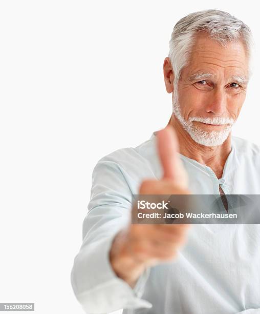 クローズアップの老人男性を示す親指を立てる - 男性のストックフォトや画像を多数ご用意 - 男性, 白背景, 65-69歳
