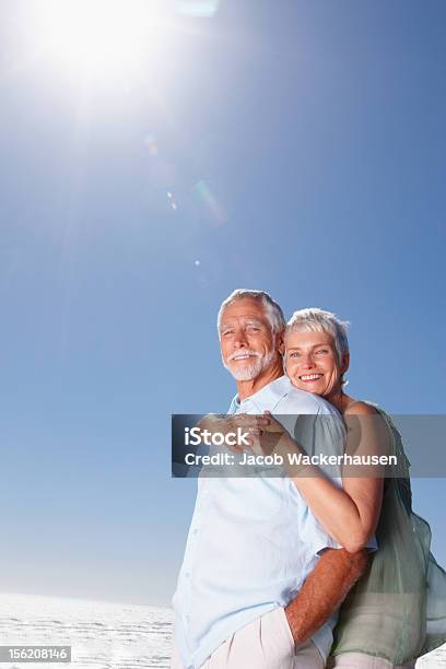 Feliz Pareja Senior Disfrutando Al Aire Libre Foto de stock y más banco de imágenes de 65-69 años - 65-69 años, 70-79 años, Abrazar