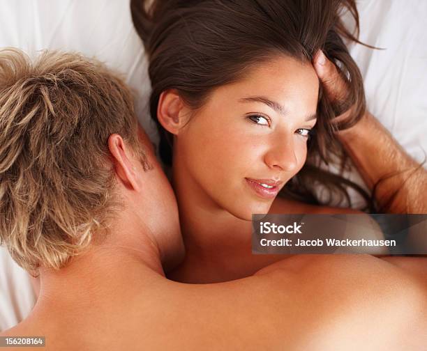 Foto de Intimista Durante Foreplay Jovem Casal Na Cama e mais fotos de stock de Chupão - Chupão, Comportamento sexual humano, Abraçar