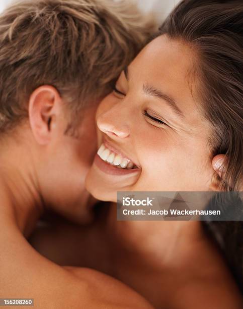 Photo libre de droit de Heureux Jeune Couple Romance banque d'images et plus d'images libres de droit de 20-24 ans - 20-24 ans, Adulte, Affectueux