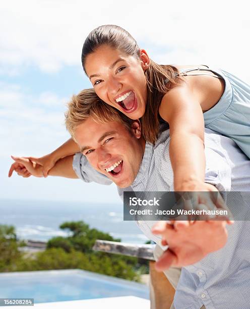 Casal Jovem Feliz Desfrutar Ao Ar Livre - Fotografias de stock e mais imagens de 20-24 Anos - 20-24 Anos, 20-29 Anos, Adulto