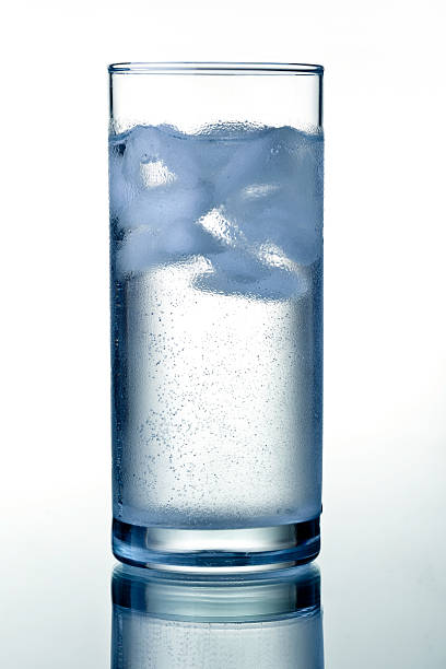 Szkło z jasne wody mineralnej – zdjęcie
