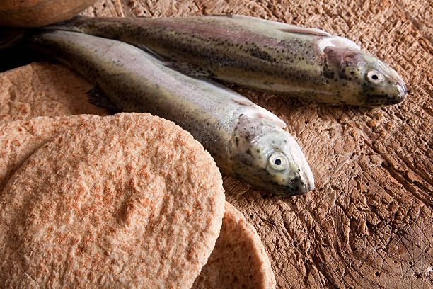 peixes e pão - miracle food imagens e fotografias de stock
