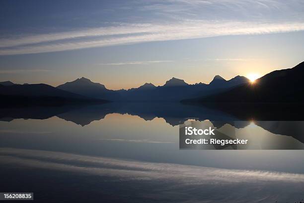 Sunrise Riflessione Sul Lago Mcdonald - Fotografie stock e altre immagini di Acqua - Acqua, Ambientazione esterna, Aurora