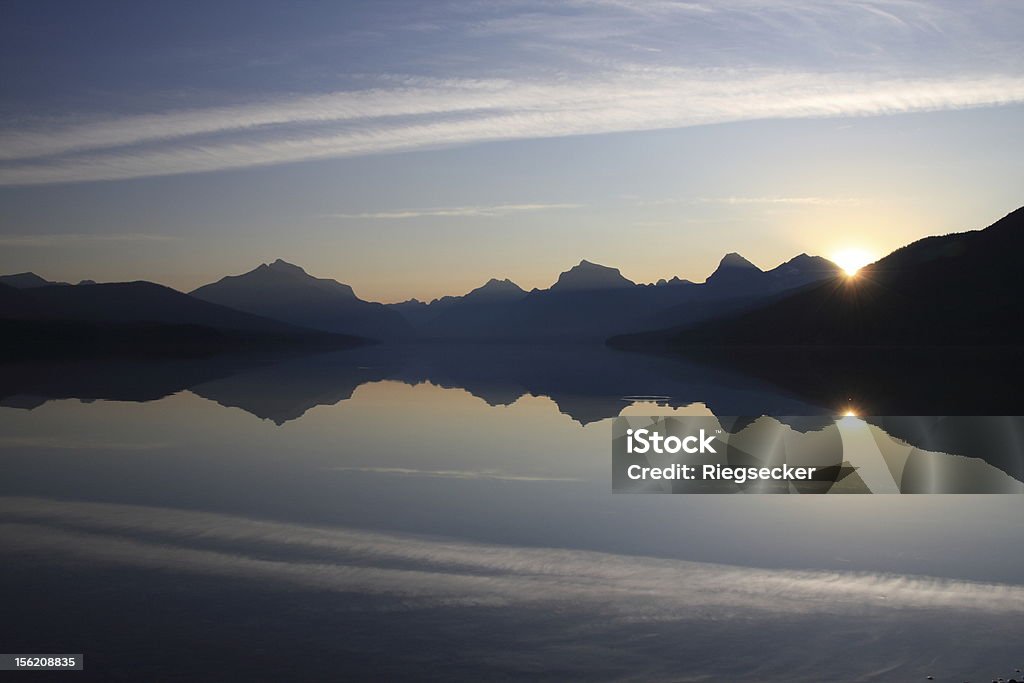 Reflexo do nascer do sol sobre o Lago McDonald - Foto de stock de Cordilheira royalty-free