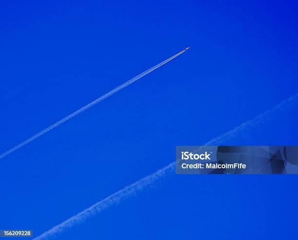 Foto de Trilha De Vapor e mais fotos de stock de Avião - Avião, Céu - Fenômeno natural, Estratosfera