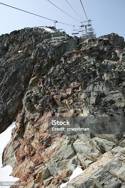 Telesilla Viene De Gran Pared De Roca Foto de stock y más banco de imágenes de Acantilado - Acantilado, Agarrar, Aire libre