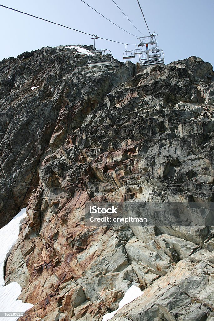 Teleférico de esqui s'aproximando rocha íngreme - Foto de stock de Arame royalty-free