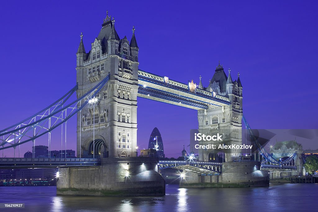 Foto noturna da Tower Bridge e a cidade, Londres - Foto de stock de Arquitetura royalty-free