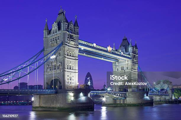 Foto de Foto Noturna Da Tower Bridge E A Cidade Londres e mais fotos de stock de Arquitetura - Arquitetura, Azul, Azul escuro - Azul