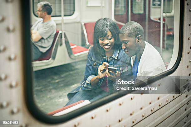 Mensagem De Texto - Fotografias de stock e mais imagens de 20-24 Anos - 20-24 Anos, Abraçar, Adulto