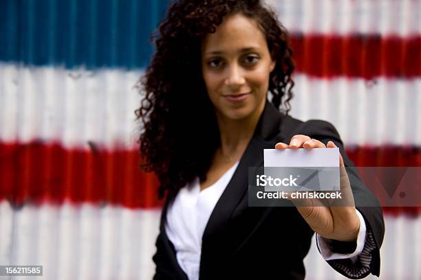 Foto de Mulher Com Cartão De Negócios e mais fotos de stock de 25-30 Anos - 25-30 Anos, Adulto, Afro-americano