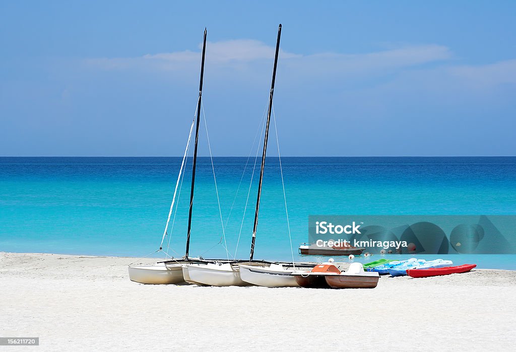 Barcos de deportes acuáticos en la playa - Foto de stock de Actividades recreativas libre de derechos