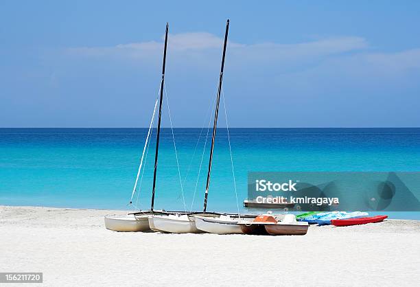 Barcos De Deportes Acuáticos En La Playa Foto de stock y más banco de imágenes de Actividades recreativas - Actividades recreativas, Agua, Aire libre