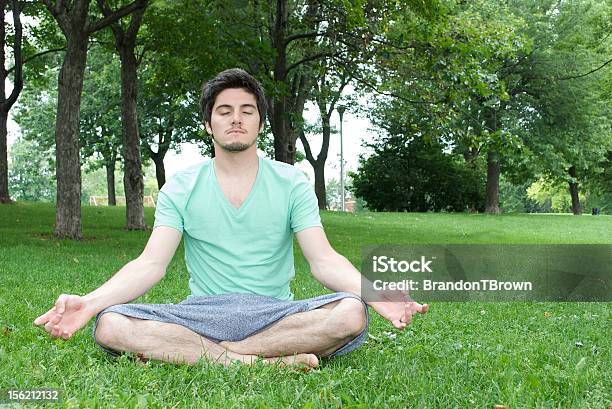 Meditar Jovem - Fotografias de stock e mais imagens de 20-29 Anos - 20-29 Anos, Adulto, Ao Ar Livre