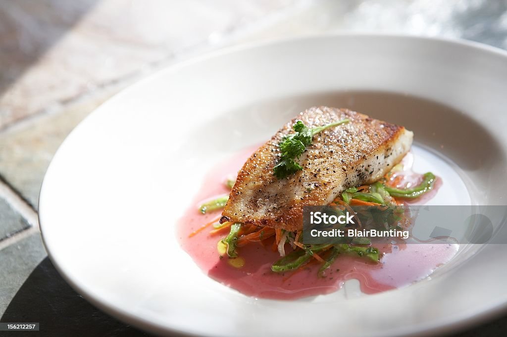 Gegrillter Fisch mit über Gemüse garnieren - Lizenzfrei Schnapper Stock-Foto